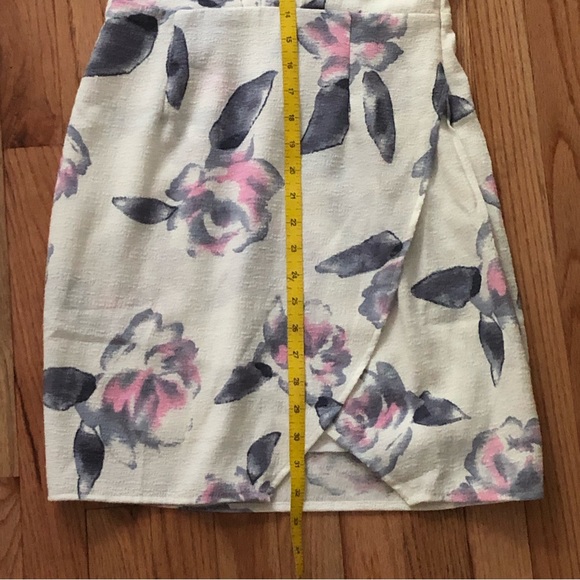 Wedding guest floral deep v neckline dress. Size small. - Picture 13 of 14